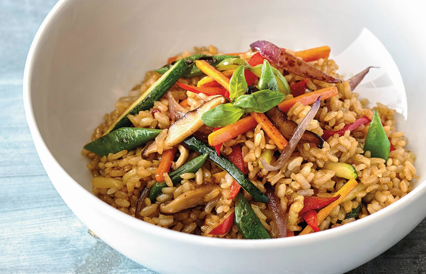 papillote de camarones y espárragos con limón y ajo mas verduras con arroz